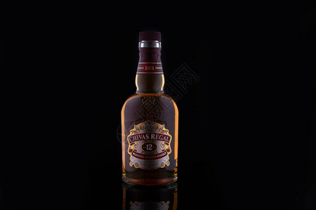 芝华士威忌酒瓶在深色背景中芝华士是著名的苏格兰陈年流图片