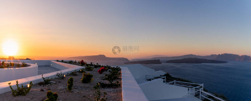 美丽的全景从Akrotiri到日落时的卡代拉和火山图片