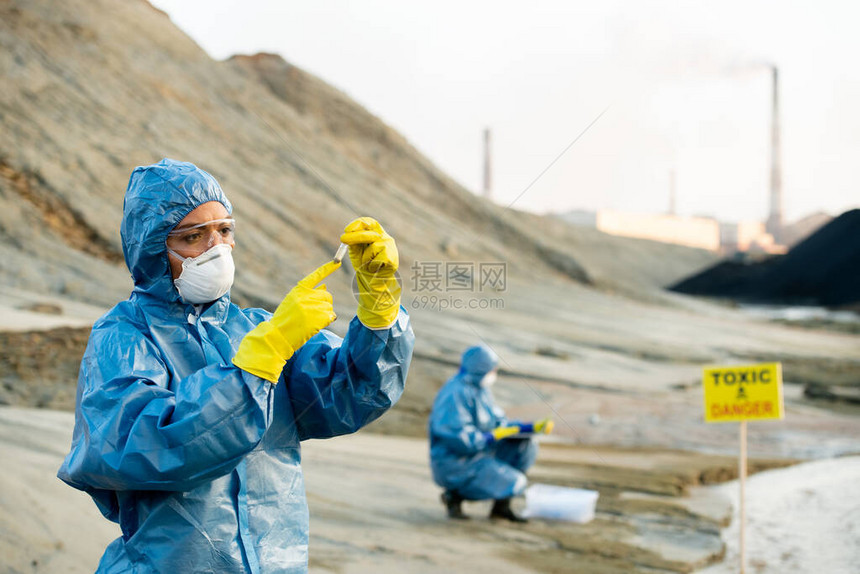 身着防护服的年轻研究员在与危险地区的同事进行调查时图片