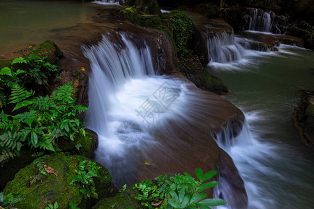 比BokKhorani的景观瀑布雨季的五颜六色的森林图片