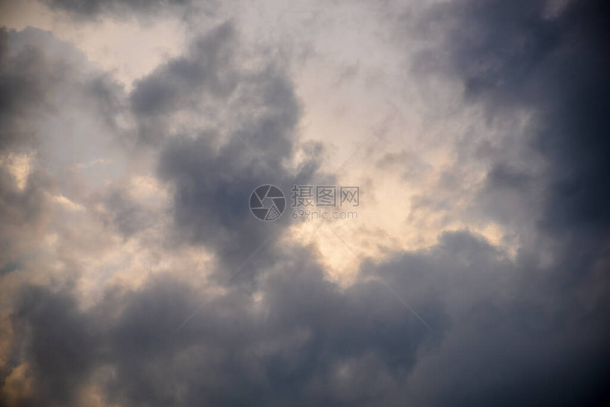 夏日傍晚的暴风雨云暴风雨前的多雨天空图片