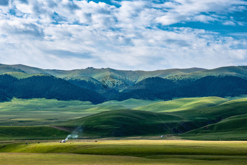 亚洲游牧民族传统牧场的壮丽景观牧场里的蒙古包总成高原图片