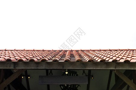 白色背景的棕色屋顶瓦片图片