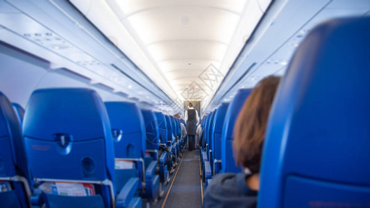 飞机内部一片漆黑乘客坐在座位上空图片
