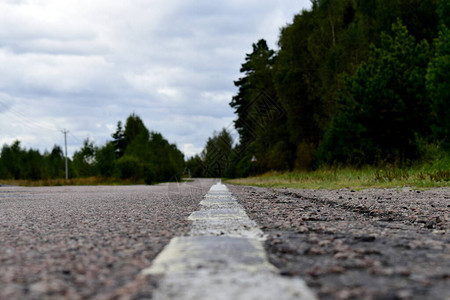 白色的道路标记和云图片