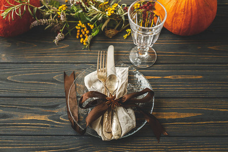 感恩节餐桌布置图片