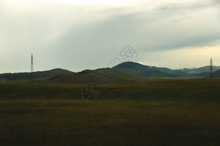 欧洲雨后森林山地和山区的自然黑山图片