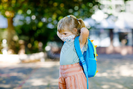 蹒跚学步的小女孩在上幼儿园的第一天图片