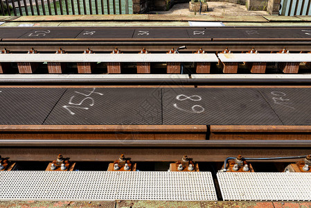 河上铁路桥上的铁轨可见的固定螺丝图片