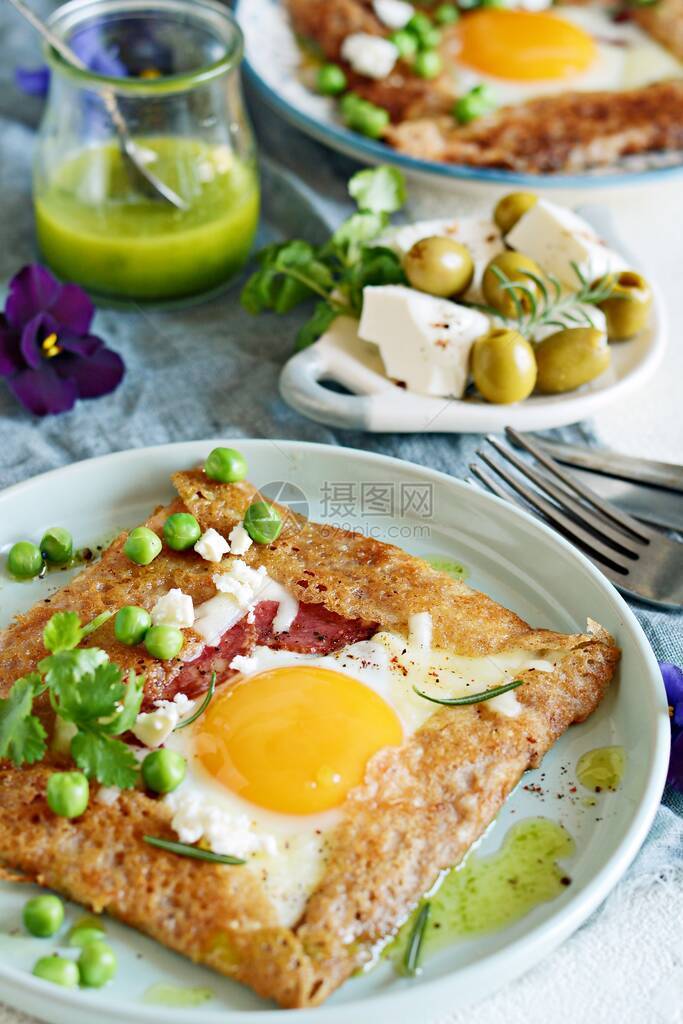 布列塔尼传统煎饼由荞麦粉与火腿奶酪鸡蛋羊乳酪青豆和绿色黄油制成图片