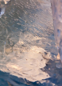 清晰透明的冰纹理与裂缝图片
