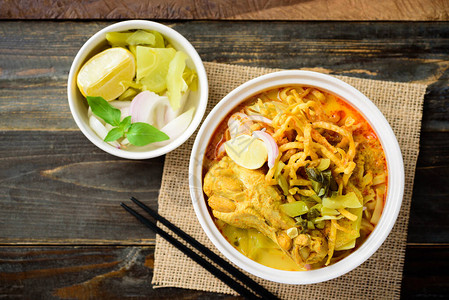 北泰国食品赵苏依辣咖哩面汤和碗中的鸡肉图片