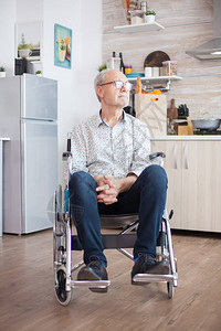 孤独的残疾养老金领取者坐在轮椅上图片