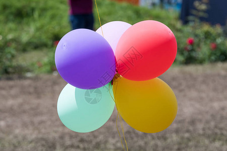 红色黄色蓝色绿色和马乌瓦的5个彩色气球在空气中图片
