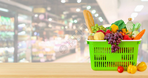 在超市杂货店的木桌上装满水果和蔬菜图片