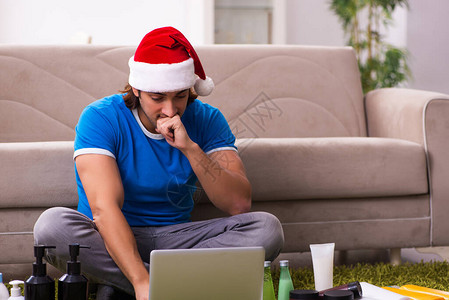 青年在网络营销和圣诞节概念中图片