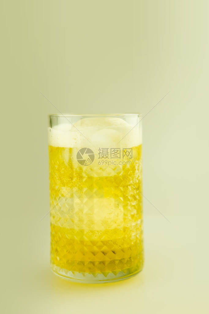用水滴在玻璃杯中关闭冰镇啤酒图片