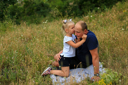 一位父亲带着一个三岁的金发女儿图片