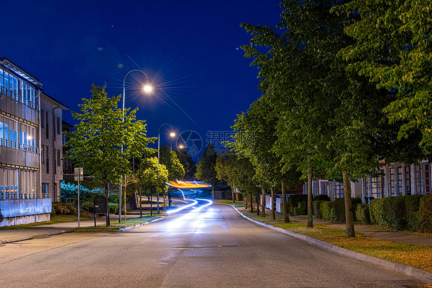 夏日夜晚的郊区街道图片