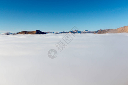 在喀尔巴阡山脉云层的冬天图片