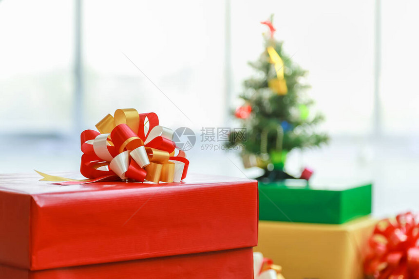 以圣诞树为的红色礼物盒和彩带使用XMas和欢乐庆祝概图片