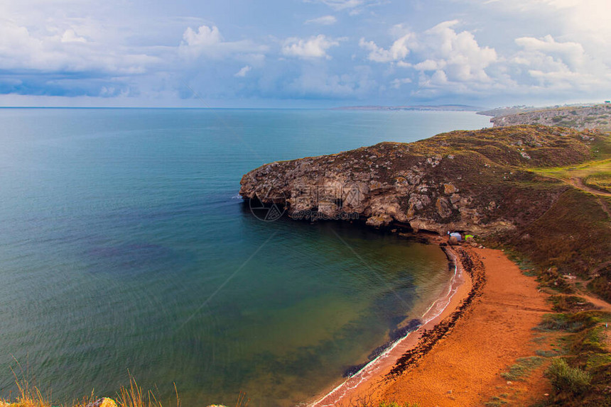 秋天在海岸的阳光与云彩和蓝天海湾的沙滩风景与海滩大海和美丽的云彩图片