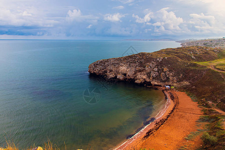 秋天在海岸的阳光与云彩和蓝天海湾的沙滩风景与海滩大海和美丽的云彩图片