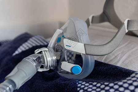可夹核桃仁面罩可防止枕头上的阻塞睡眠呼吸暂停背景
