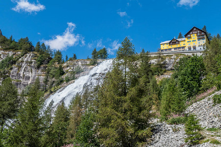 福尔马扎山谷的托斯瀑布非常高而美丽图片