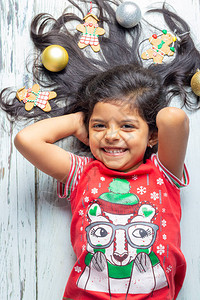 可爱快乐的笑女孩带着装饰圣诞头图片