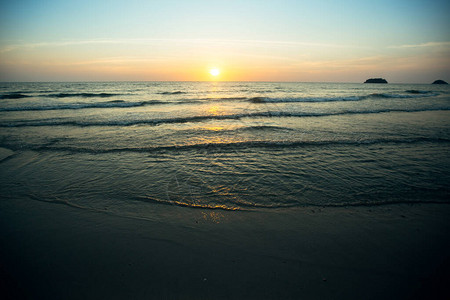 日落后浪漫的海景在图片