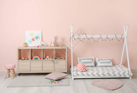 现代儿童房间内有舒适的床铺和装图片