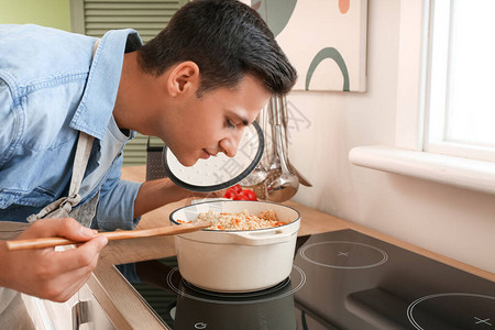 年轻人在厨房做饭图片