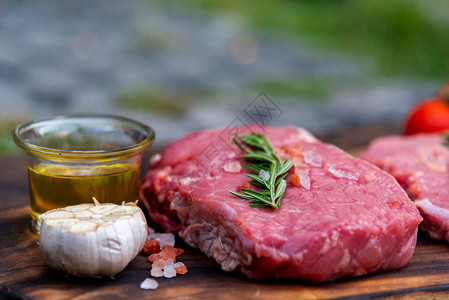 厨房木板桌背景上的生肉牛排有机新鲜配料图片