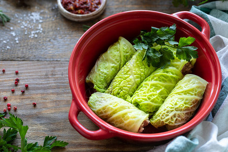 堆满肉大米和蔬菜的豆腐图片