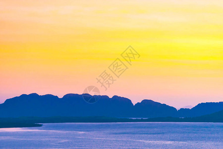 日落海的山地景观与多图片