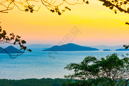 日落海上山地岛屿风景与多图片