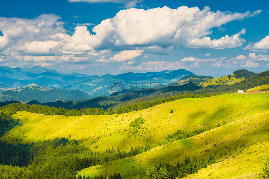 山和丘陵中的绿色阳光山谷自然景观图片