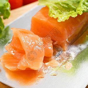 新鲜的三文鱼配绿色莴苣和蔬菜图片