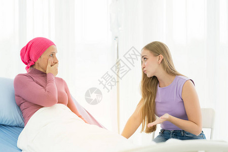 年轻成年女癌症患者花时间在医院的床上她的女儿图片