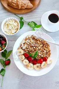 健康的早餐碗新鲜的格兰诺拉麦片酸奶水果和咖啡的麦片草莓白桌上的香蕉顶视图复制空间清洁饮食排毒节背景图片