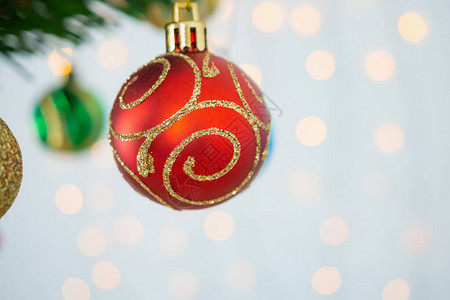 圣诞树上装饰着红球在松树图片