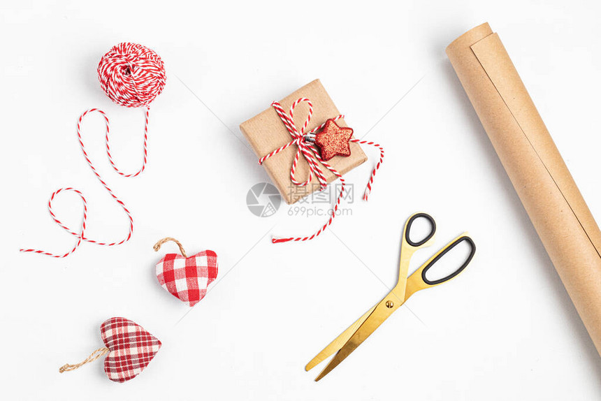 圣诞假期装饰用工艺纸和零废物饰品包裹的手工礼品寒假留心送礼可持续图片