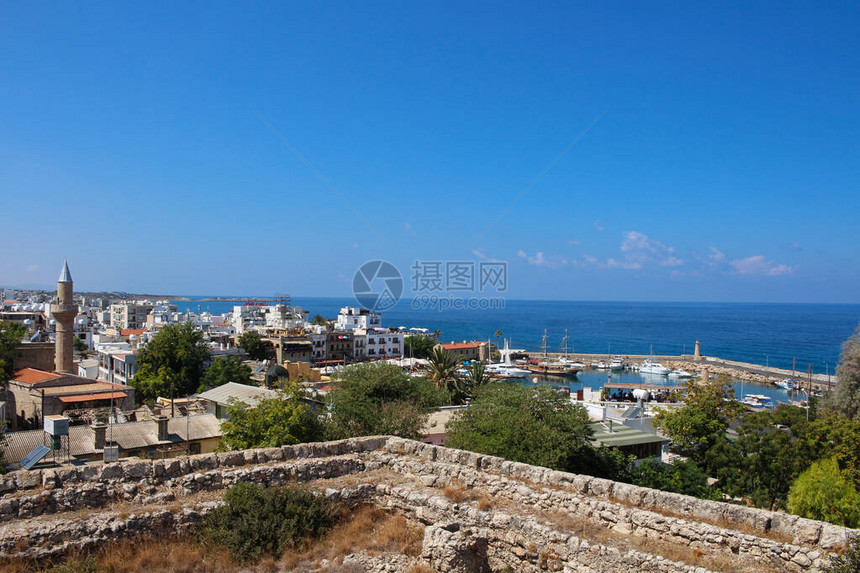 从港口的凯里尼亚堡垒清真寺和尖塔房屋和大海看图片