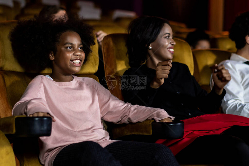 人们的观众喜欢在剧院里看电影团体娱乐活图片