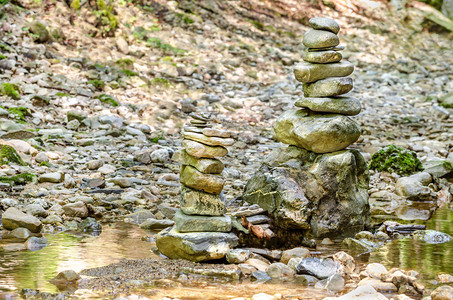 岩石平衡两堆积在河床上的岩石岩石彼此平放在很高的度小溪上平衡的岩石图片