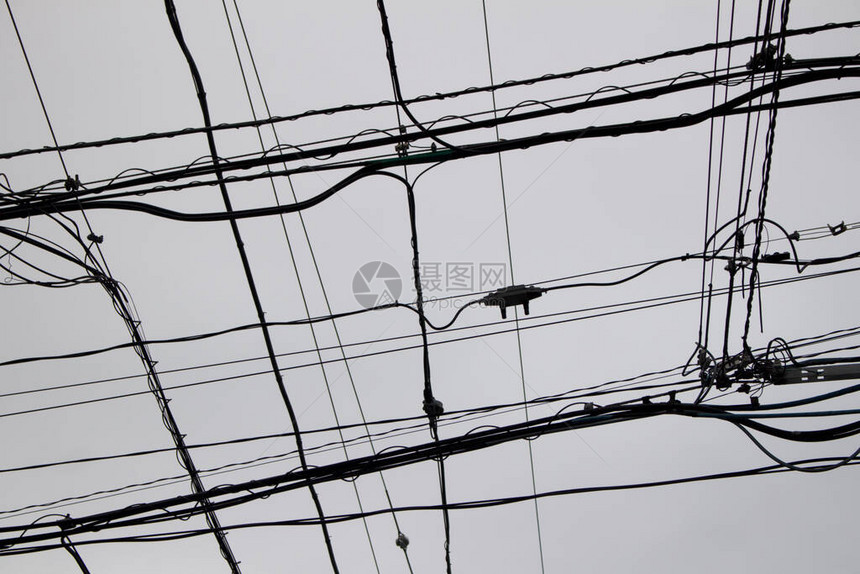许多相交的电力线的单色照片图片