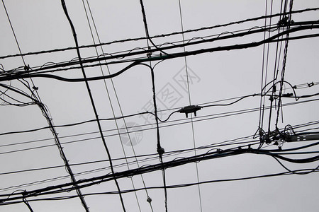 配电网许多相交的电力线的单色照片背景