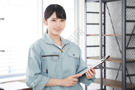 日本女工检查房屋设备图片