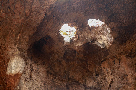 岩层形成的高角视野山洞天花板坠落洞穴的天图片